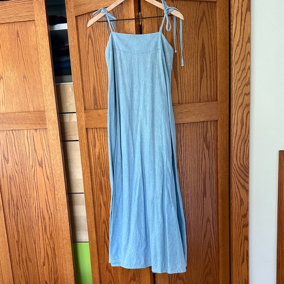 Light blue chambray dress with tie straps - Picture 1 of 2
